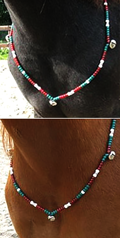 Juwelen voor je paard: Elke Rhythm Bead bestaat uit een combinatie van gekleurde parels en een serie kleine belletjes die een zacht gerinkel voortbrengen