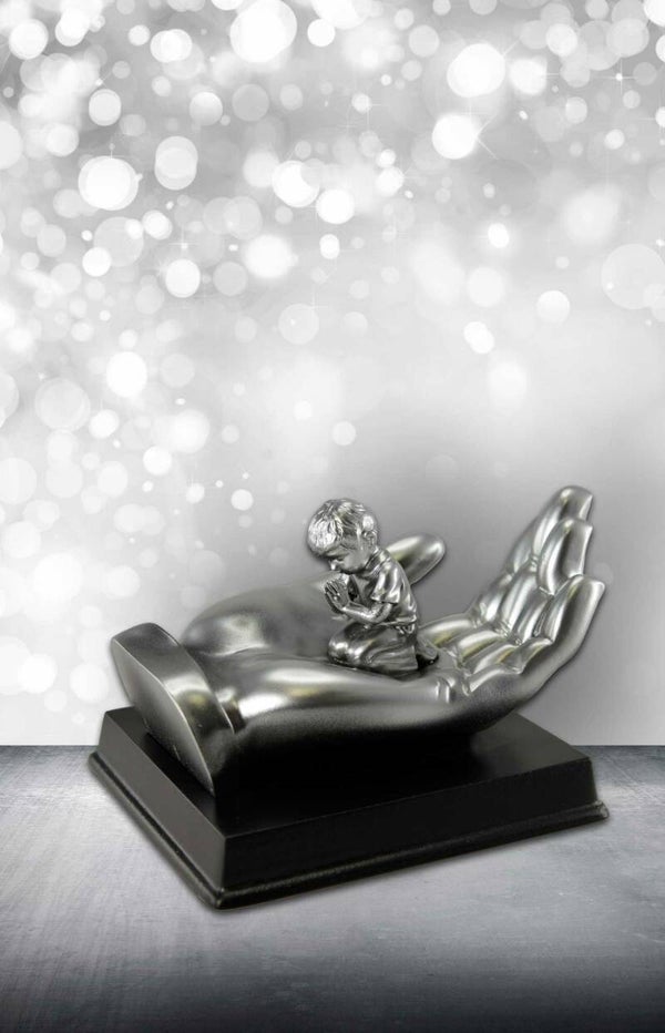 Biddende jongen op hand