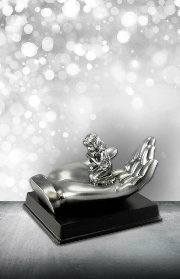 Biddend meisje op hand