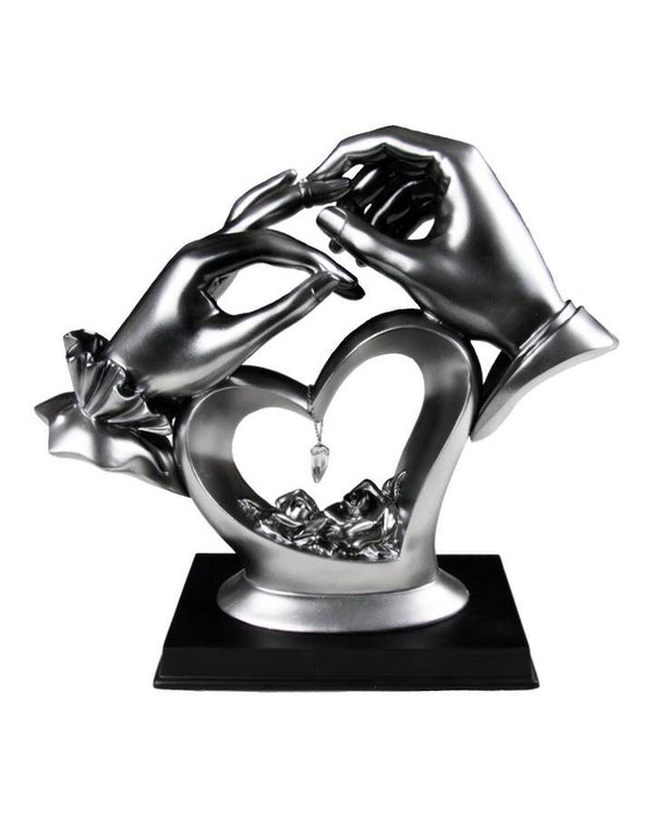 Handen met hart en kristal