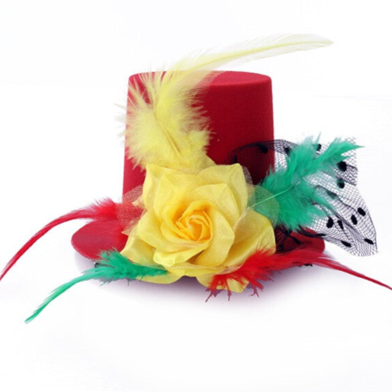 Mini hoedje rood/geel/groen met roos, veren en bolletjes gaas op speldjes