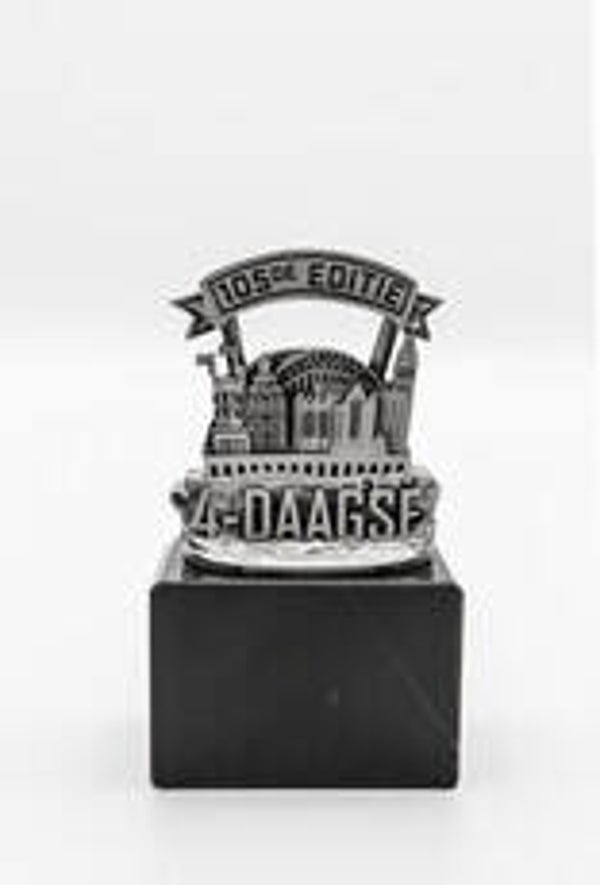 105de Vierdaagse Nijmegen skyline op sokkel - tin