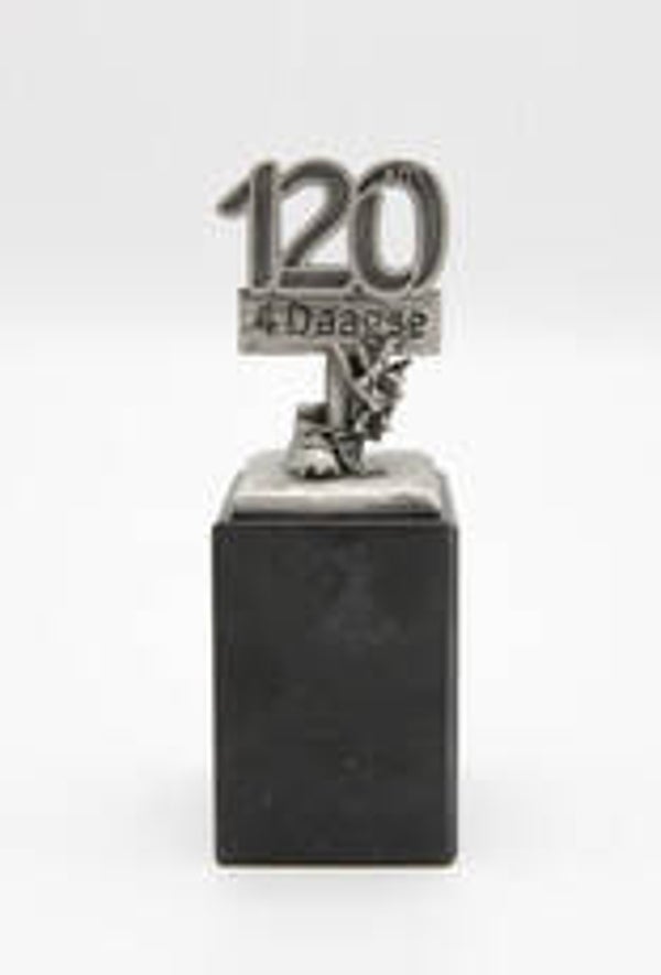 Afstand met schoen, gladiool en medaille op sokkel  120 km - tin