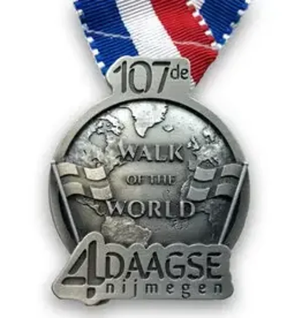 107de 4Daagse medaille aan rood/wit/blauw lint- wandel medaille