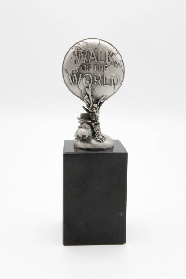 Walk of the world op sokkel - tin