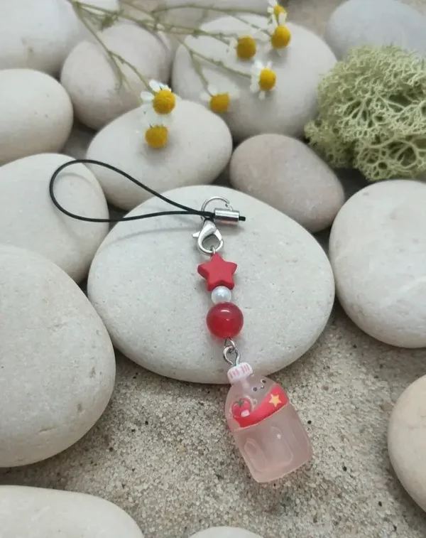 Bijou de téléphone Perles et étoile rouge