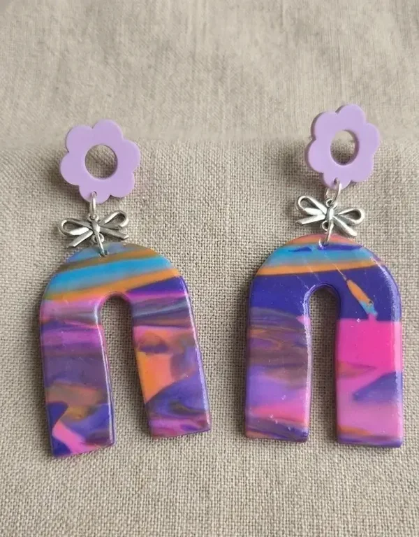 Boucles d'oreilles polymère Arches colorées & Puces fleurs violettes