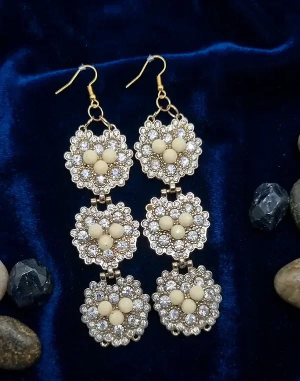 Boucles d'oreilles pendantes fleurs strass et perles ivoires