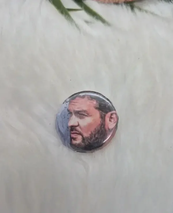 Badge broche "Claudio Capéo"