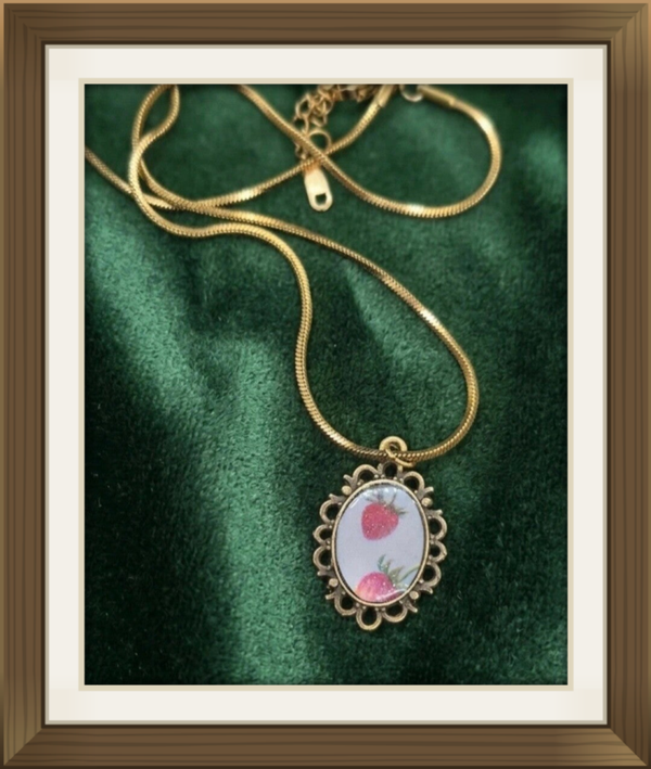 Collier médaillon " Fraise des bois "