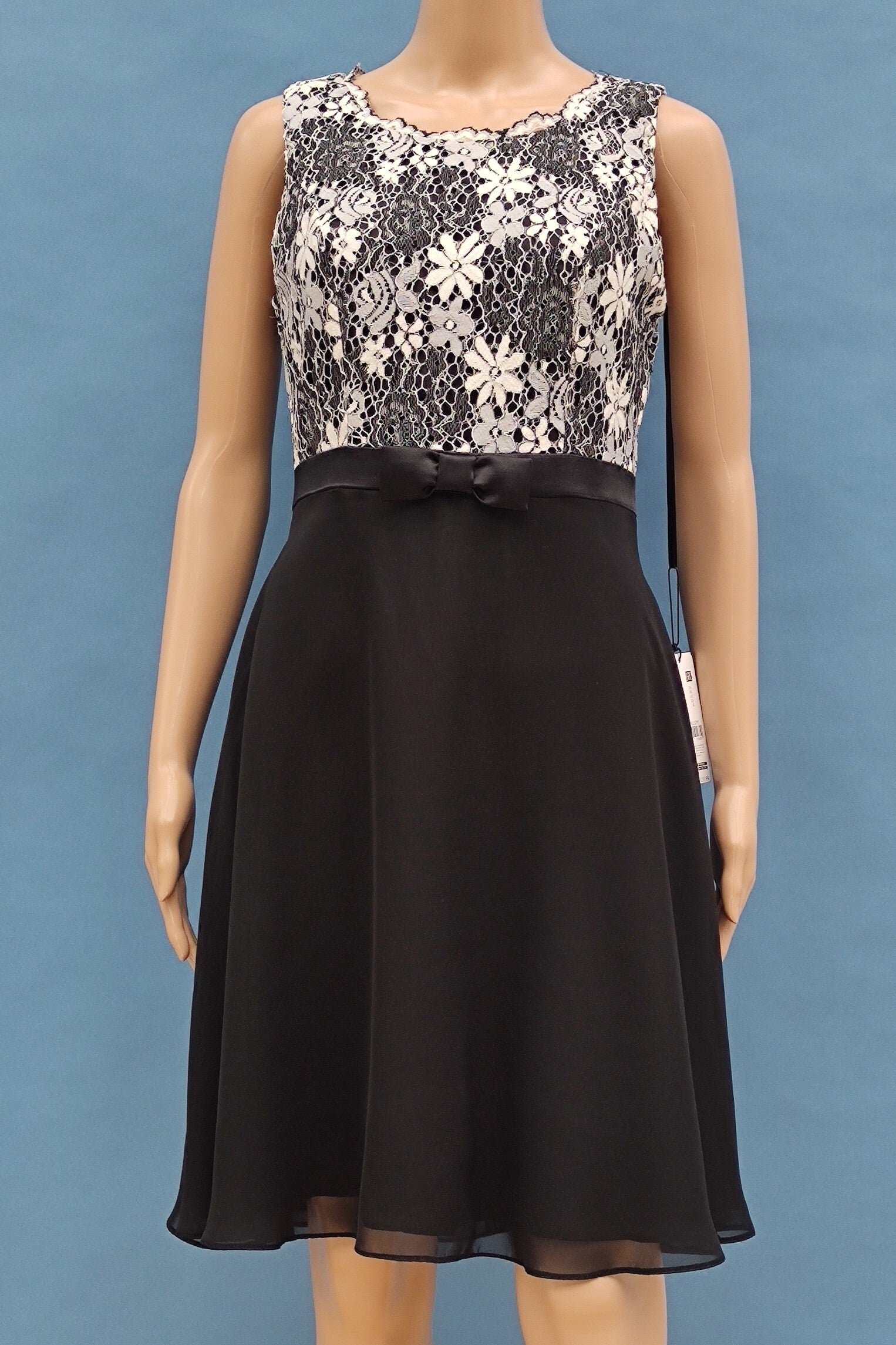 s.Oliver Abendkleid schwarz/weiß mit Blumen Stickerei Gr. S (36) NEU