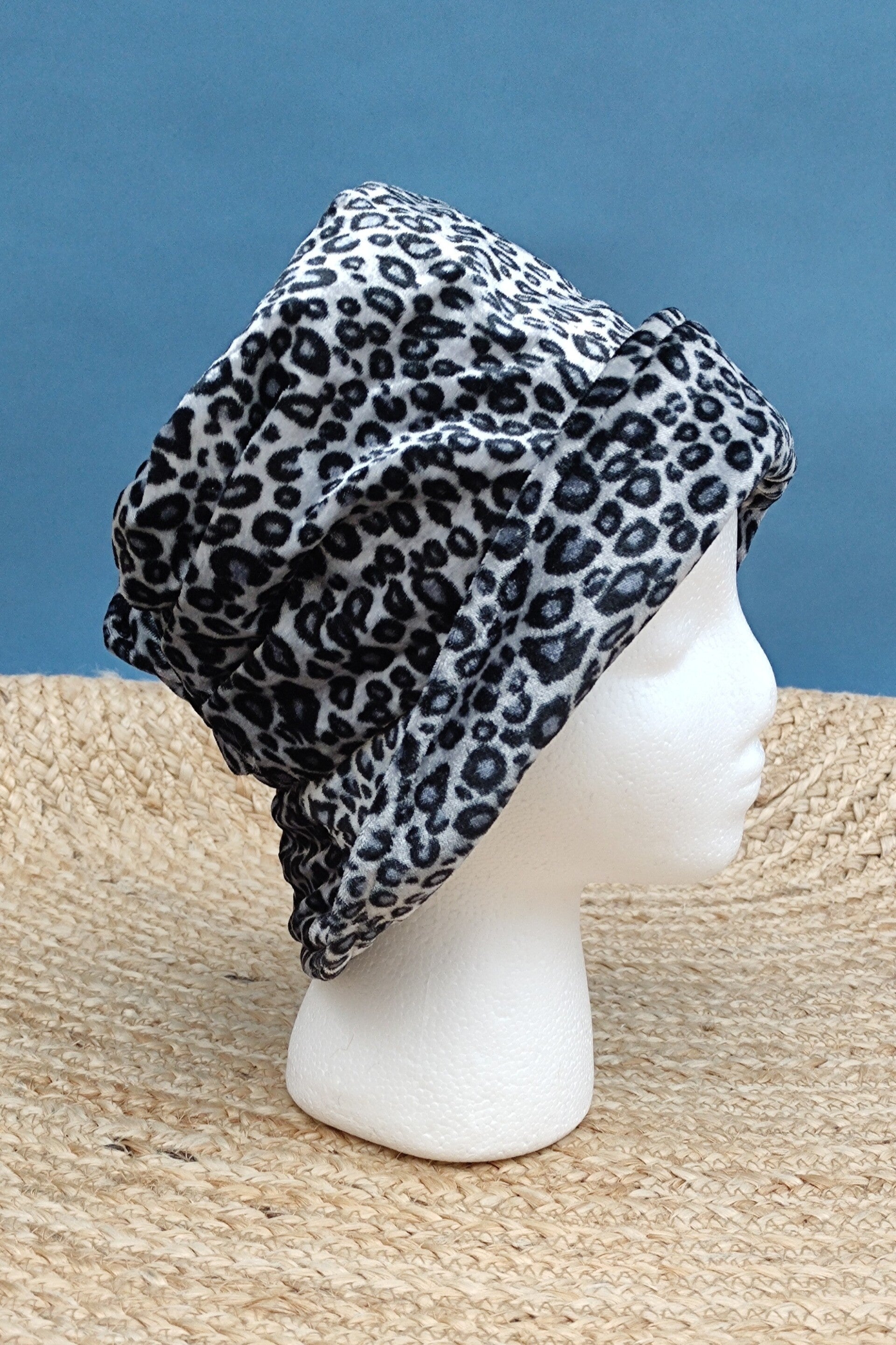 Bucket Samthut grau/schwarz mit Leopardenmuster