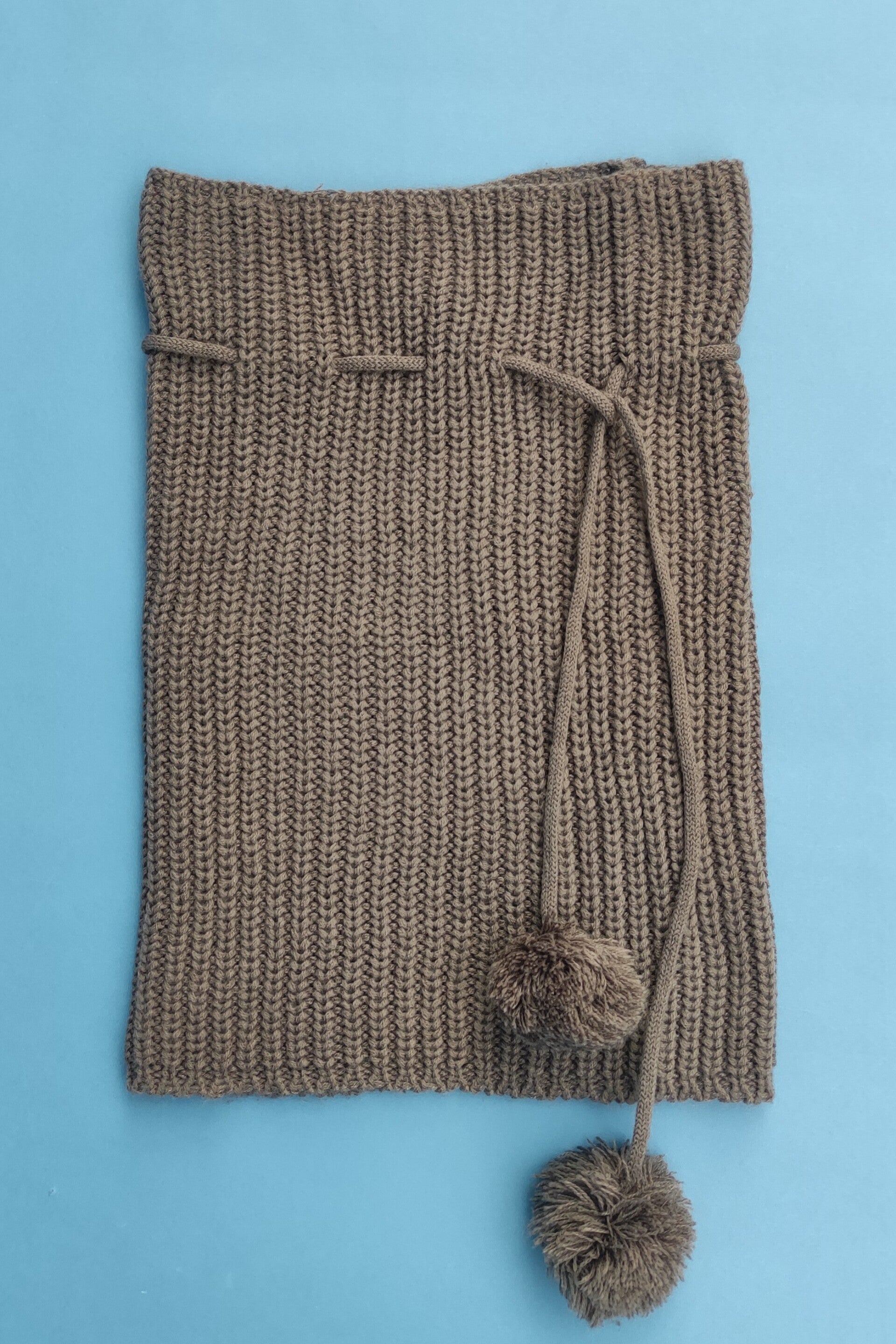 Loop Strickschal braun mit Bommeln