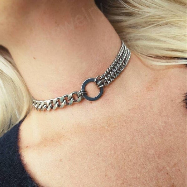 Chunky chain multilayered O ring choker