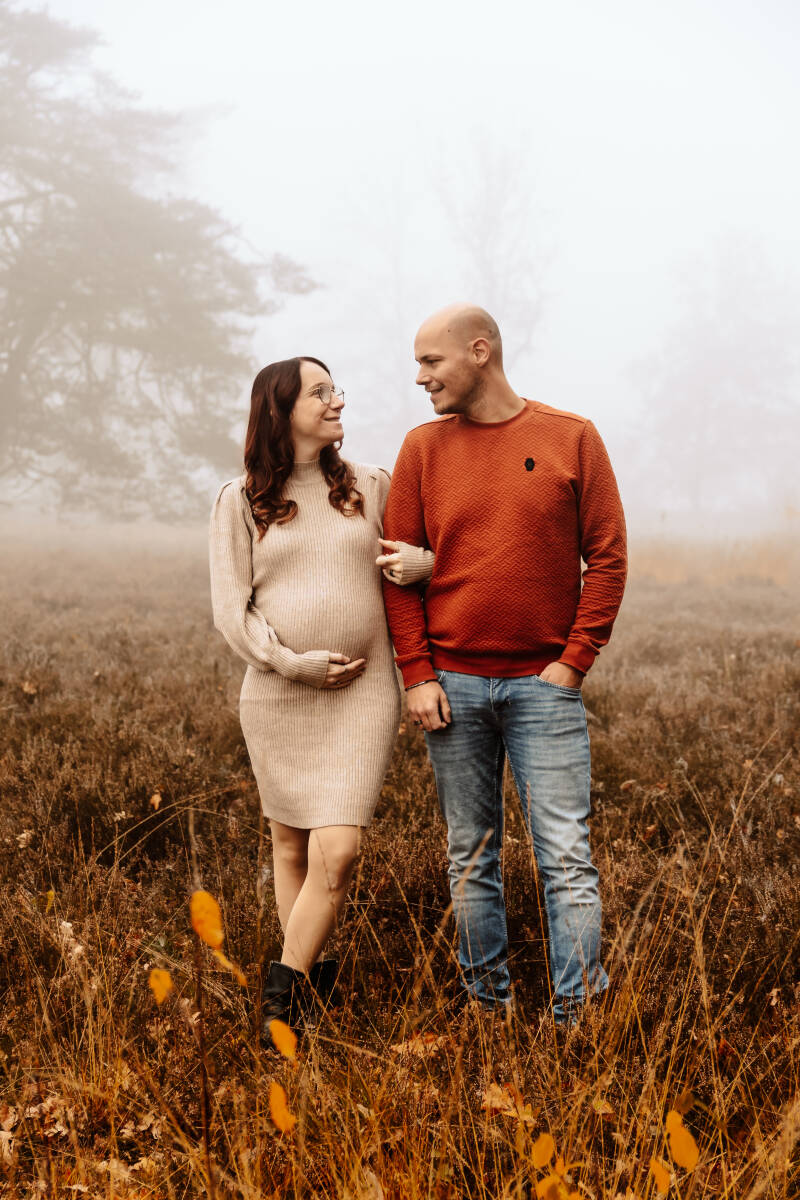 © Femke Kruize Photography Zwangerschapsshoot met zwangere vrouw en partner