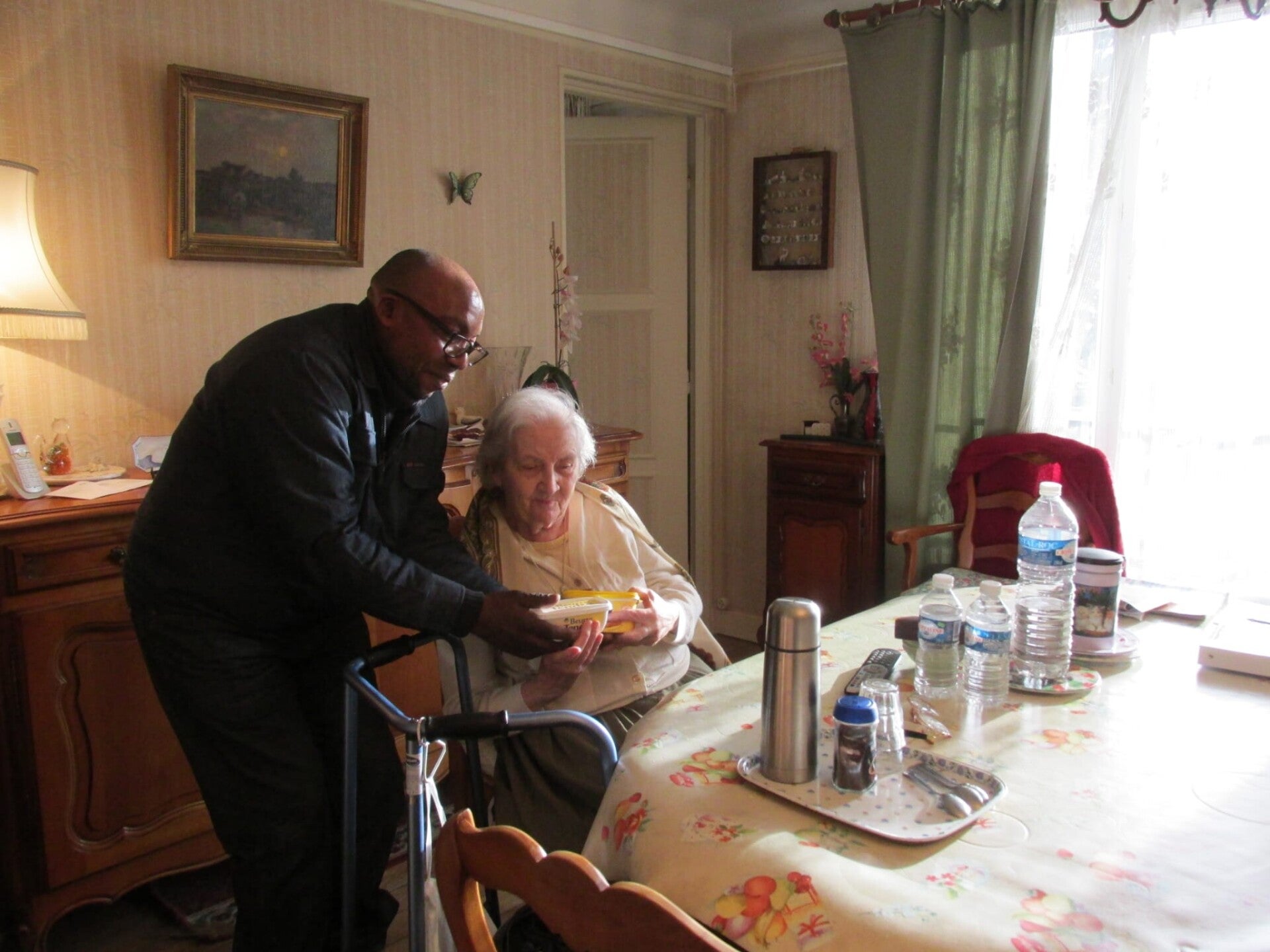 aide-alimentaire-chez-les-personnes-g-es-4-standard-6jiehn.jpg