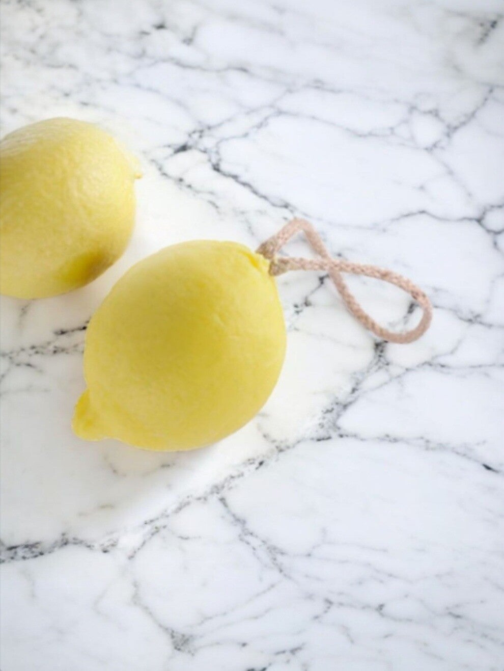 Gele Lemon zeep aan koord, 120 gr.