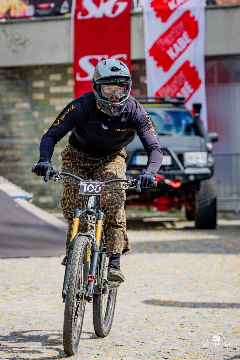 2m0b6074-standard.jpg
