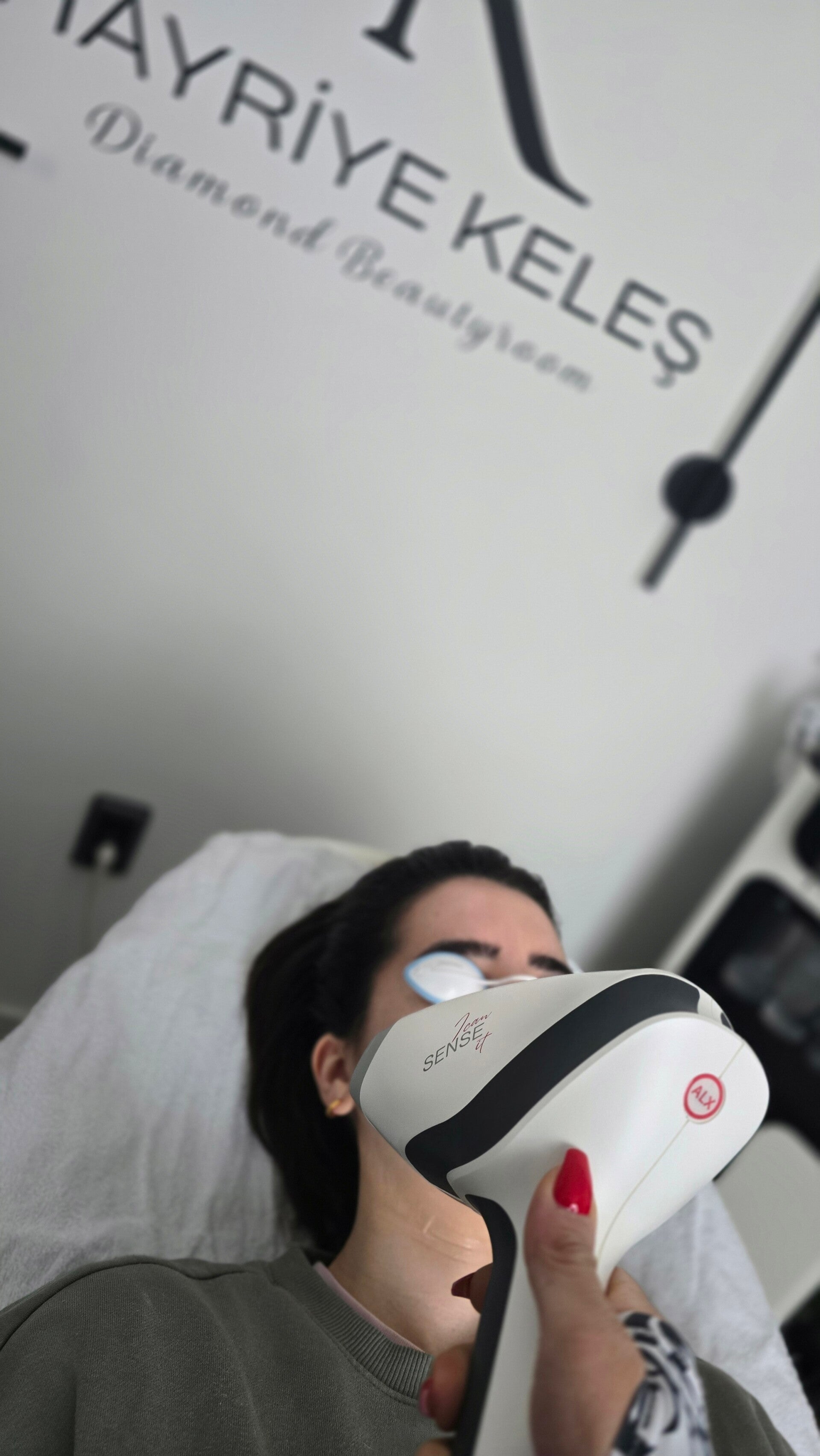 Laserontharing van de benen met professioneel laserapparaat bij Diamond Beautyroom in Den Haag