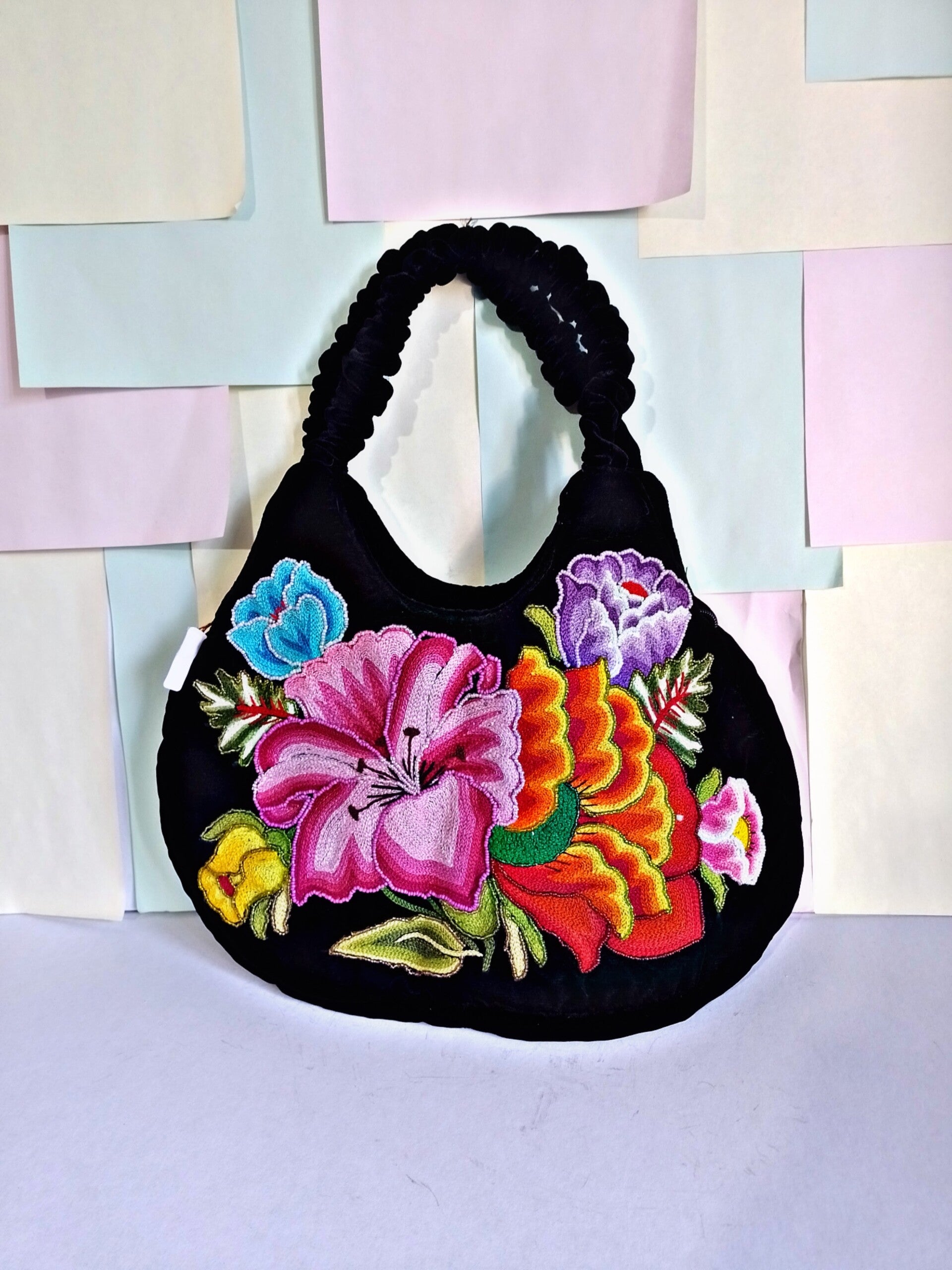 Bolsa en terciopelo y bordado del Istmo