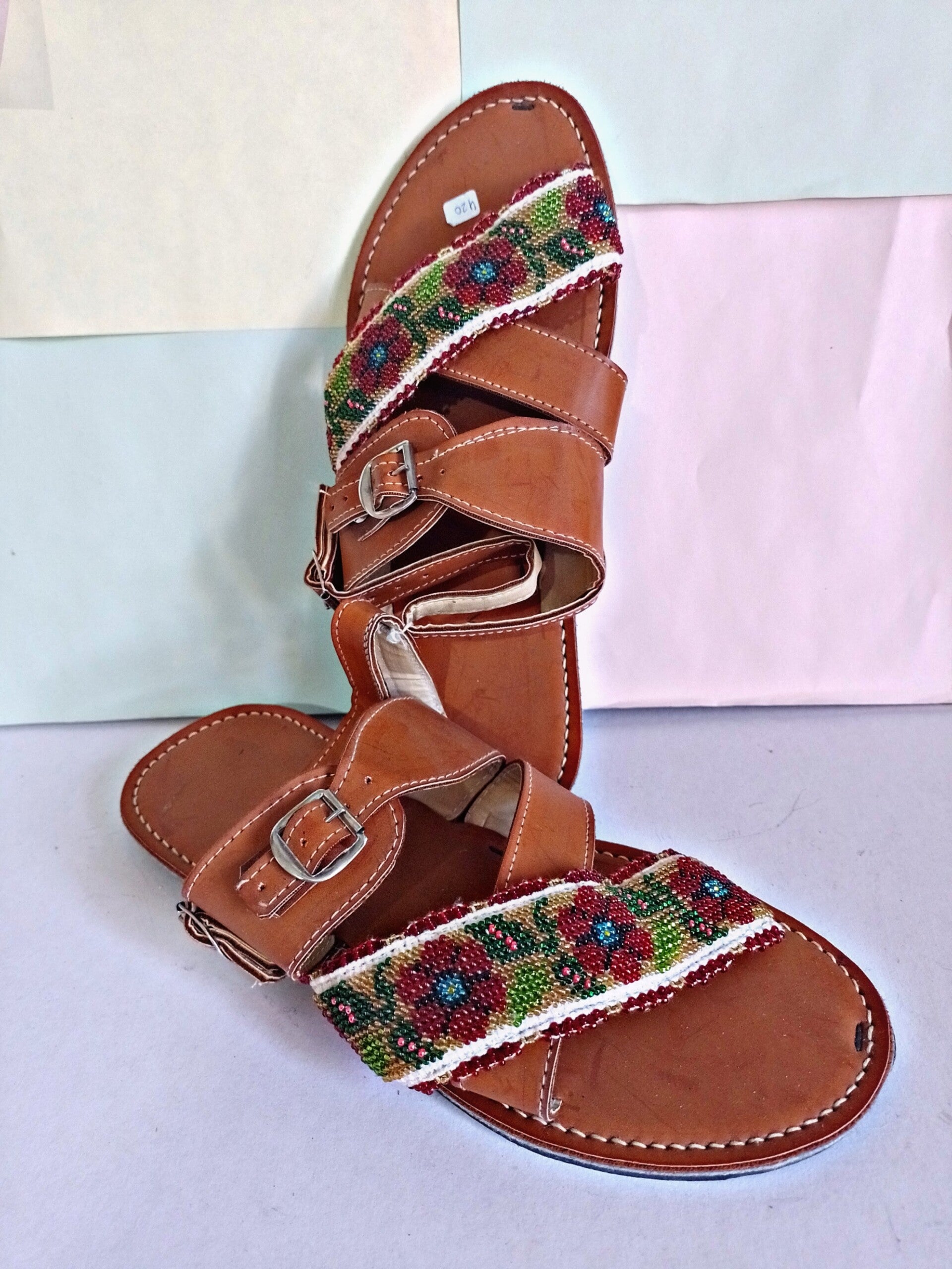 Huarache bordado con chaquiras y telar de cintura