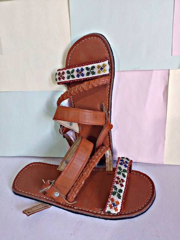 Huarache bordado con chaquiras y telar de cintura