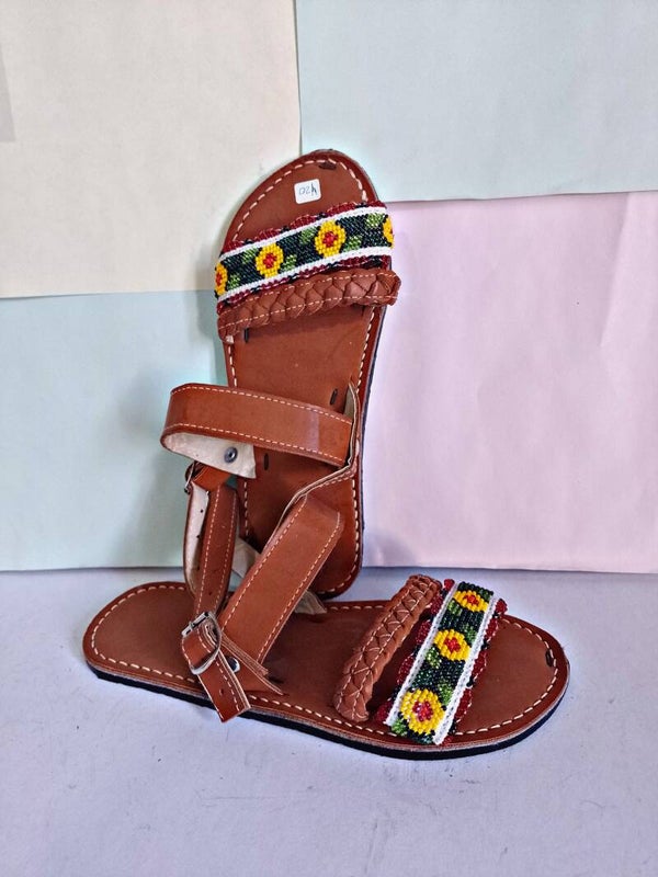 Huarache bordado con chaquiras y telar de cintura