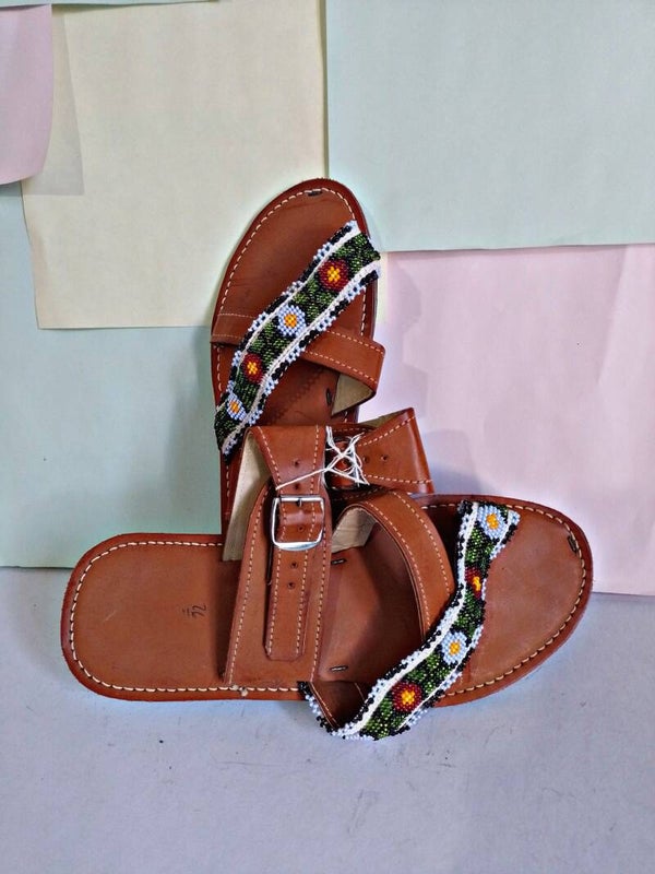 Huarache bordado con chaquiras y telar de cintura