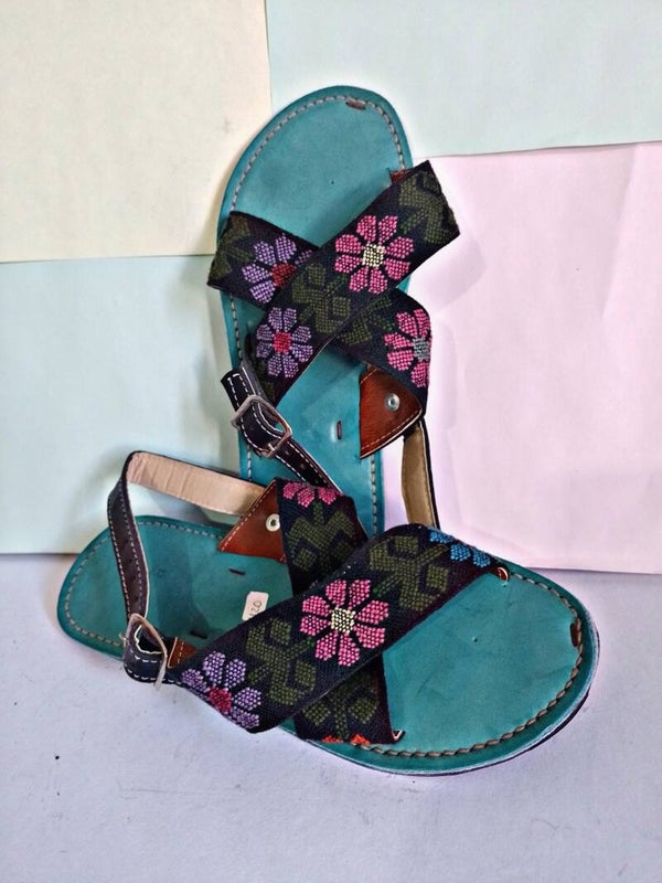 Huarache bordado con chaquiras y telar de cintura