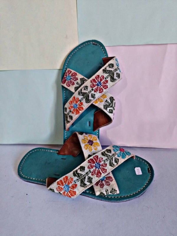 Huarache bordado con chaquiras y telar de cintura