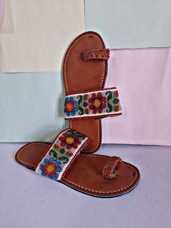 Huarache bordado con chaquiras y telar de cintura