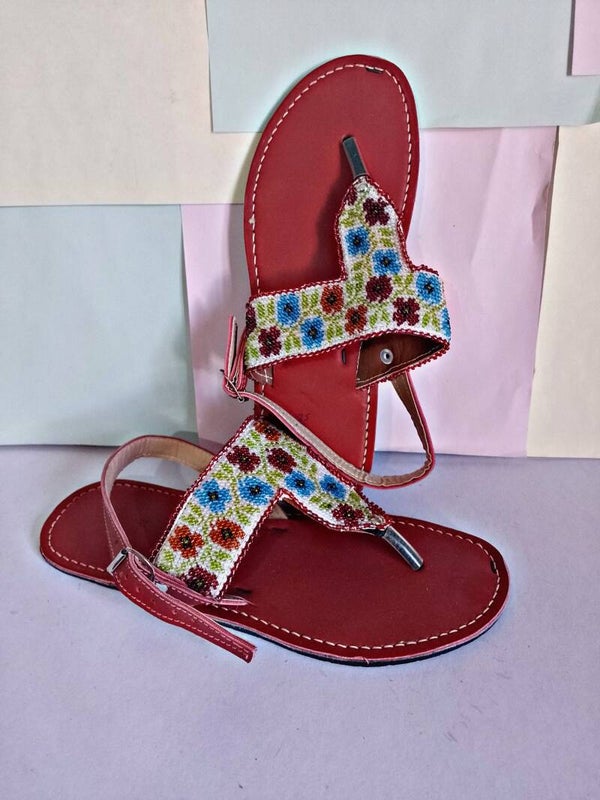 Huarache bordado con chaquiras y telar de cintura