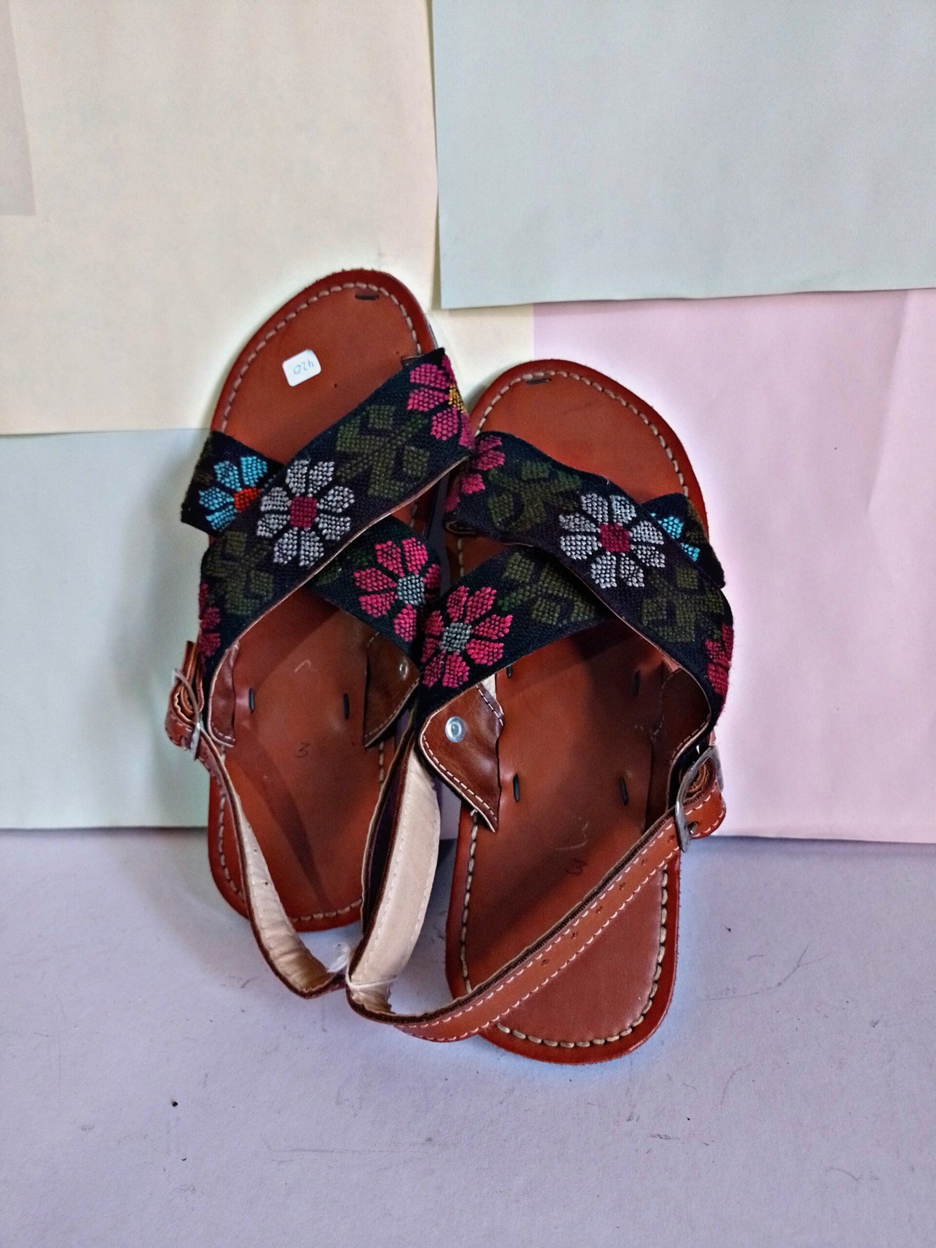 Huarache bordado con chaquiras y telar de cintura