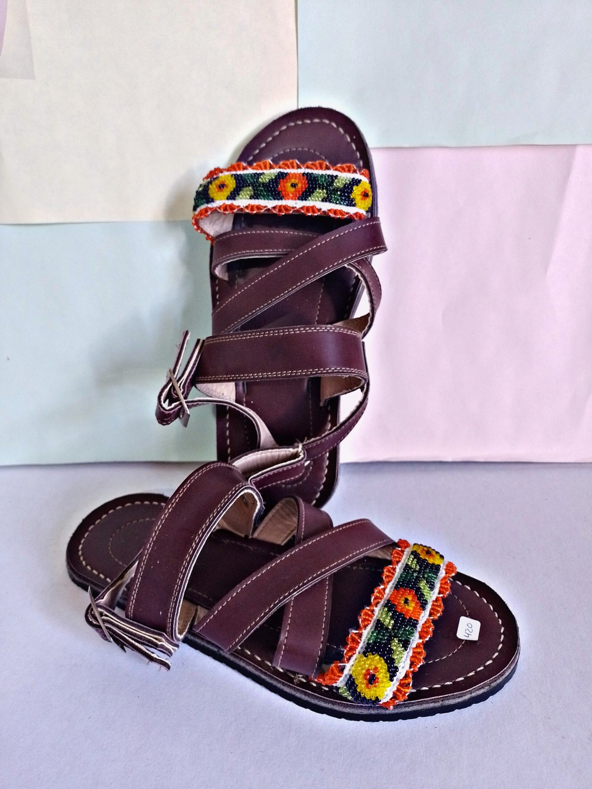 Huarache bordado con chaquiras y telar de cintura