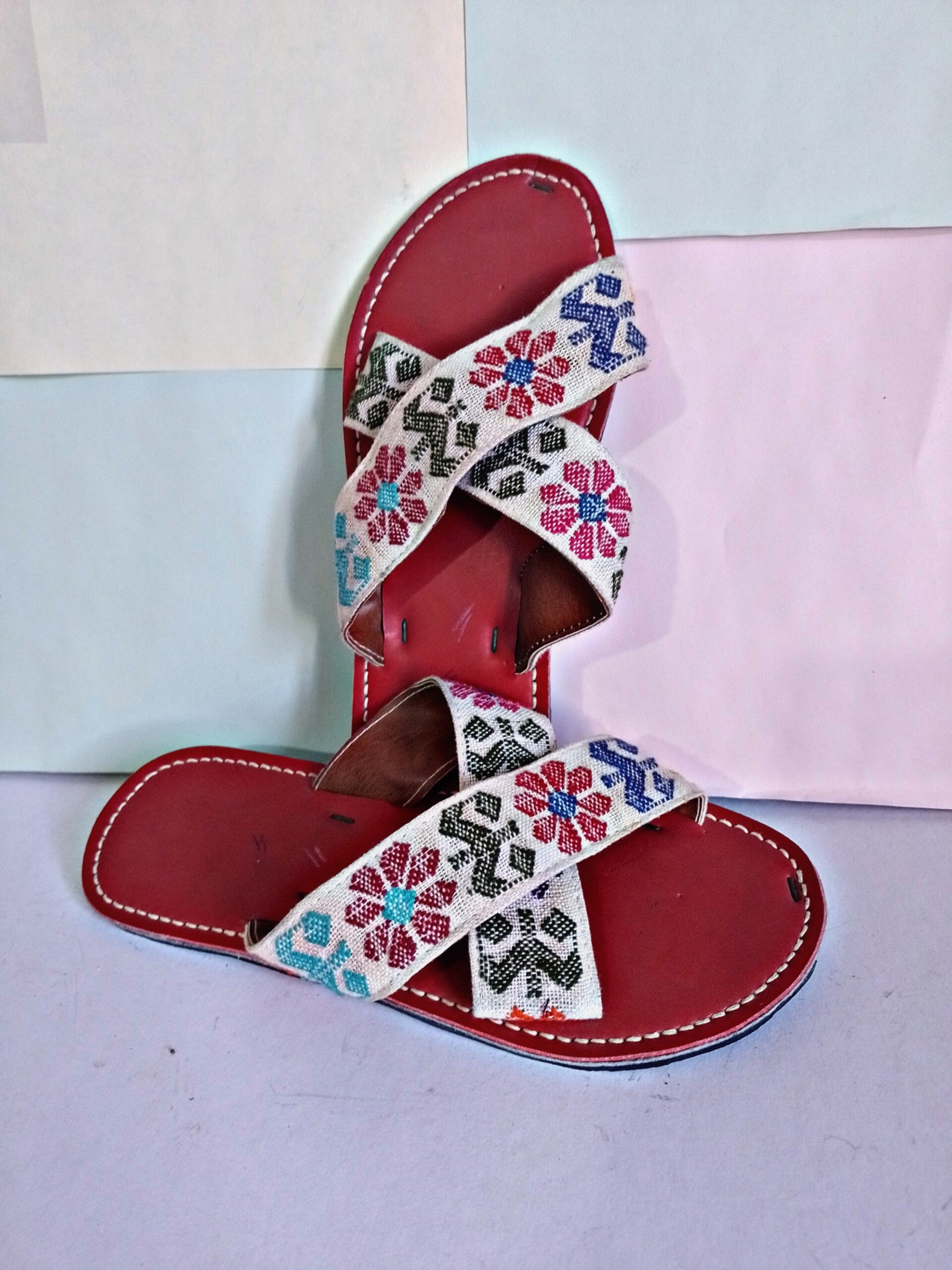 Huarache bordado con chaquiras y telar de cintura