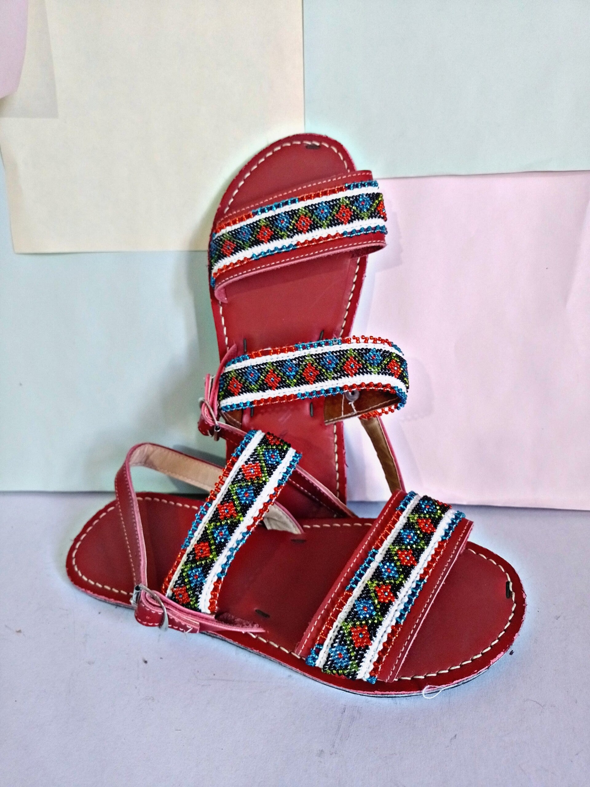 Huarache bordado con chaquiras y telar de cintura