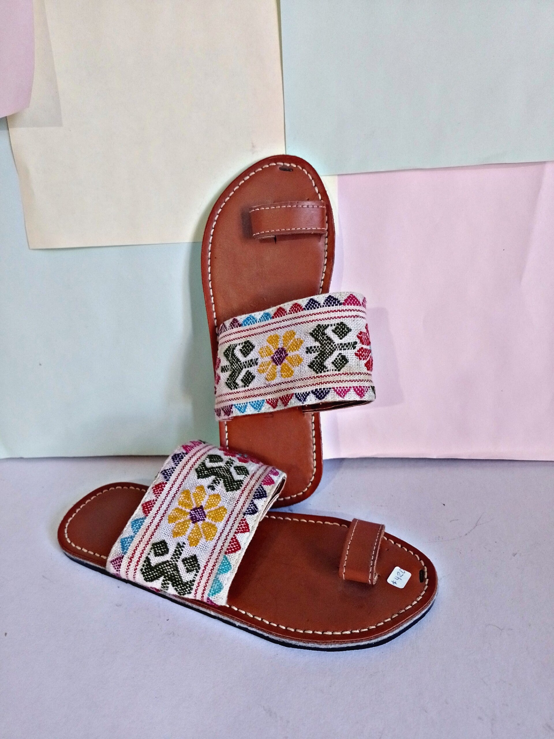 Huarache bordado con chaquiras y telar de cintura