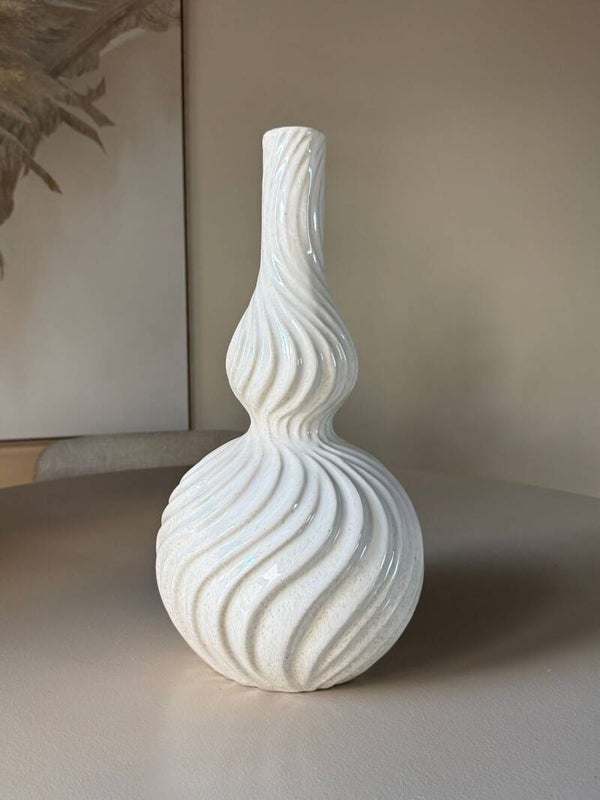 Aardewerken vaas “Curly” – Beige