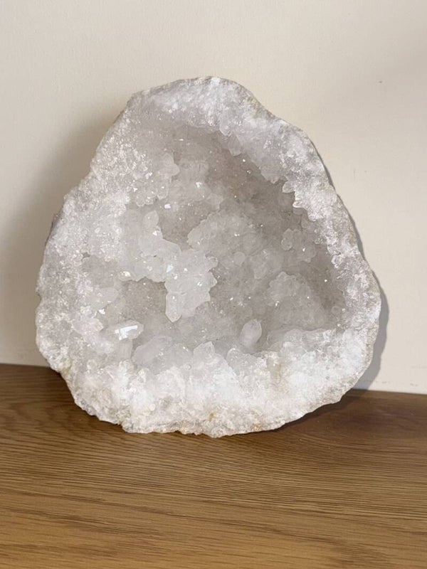 Bergkristal Geode – Natuurlijke Puurheid en Energie