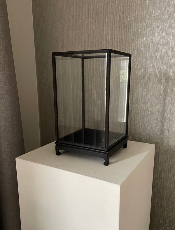 Elegante Houten Showcase met Aziatische Uitstraling – Stijlvol en Functioneel