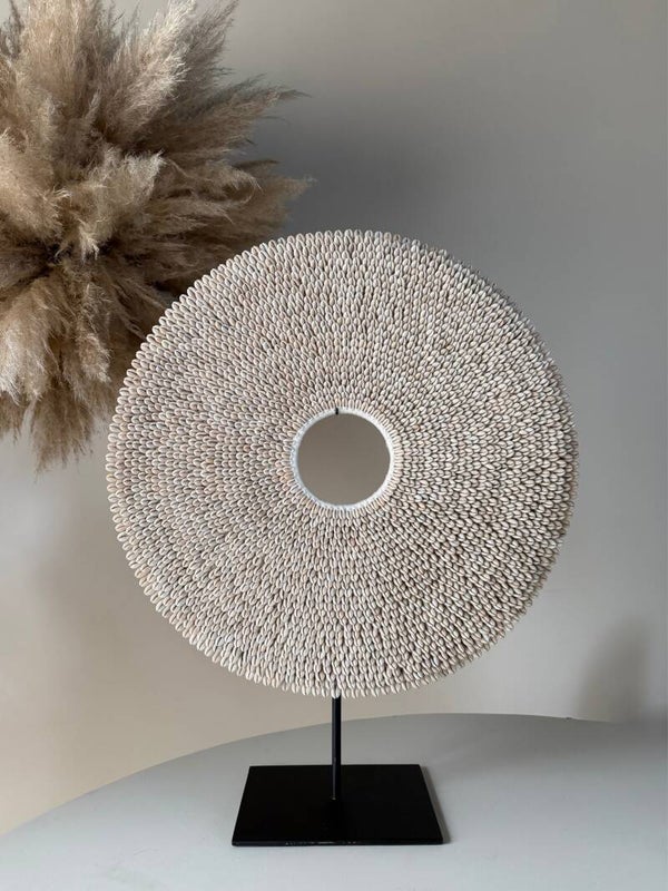 Handgemaakte Kauri Schelpencirkel op standaard Beige XXL - 50cm doorsnee