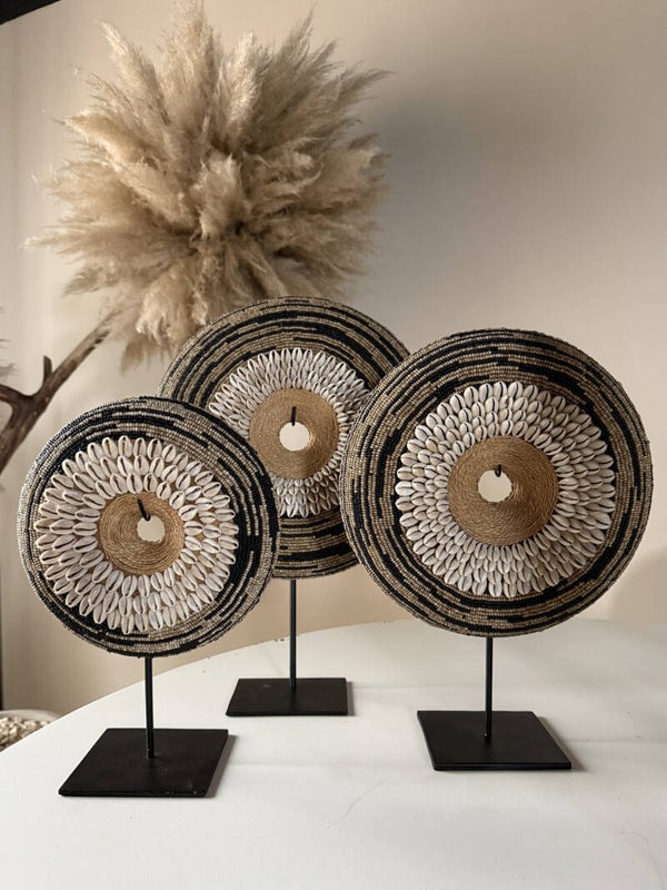 Kralendecoratie “Bayu" op metalen standaard – handgemaakt in Indonesië
