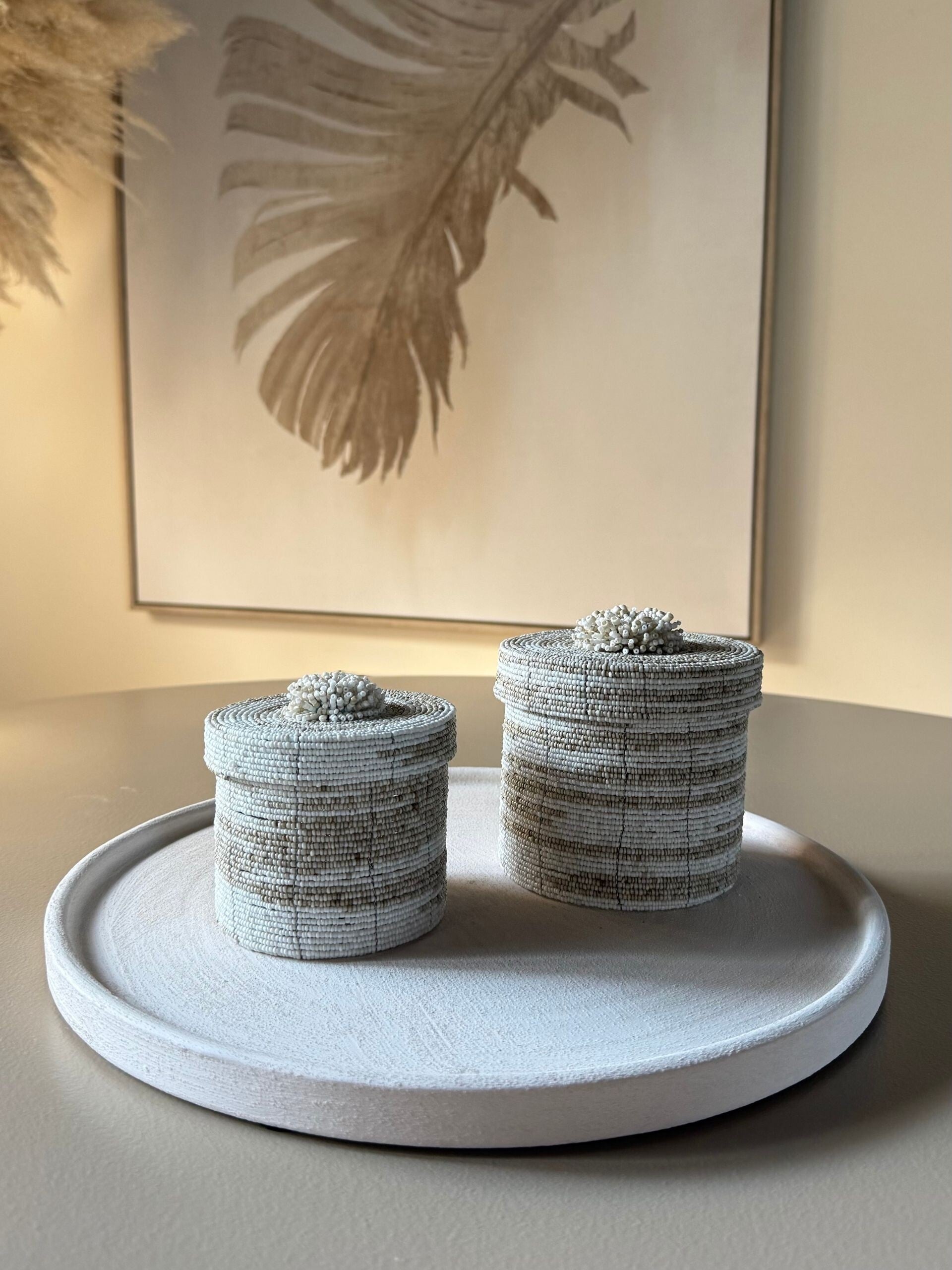 Nomi – Handgemaakte kralenmandjes beige/wit