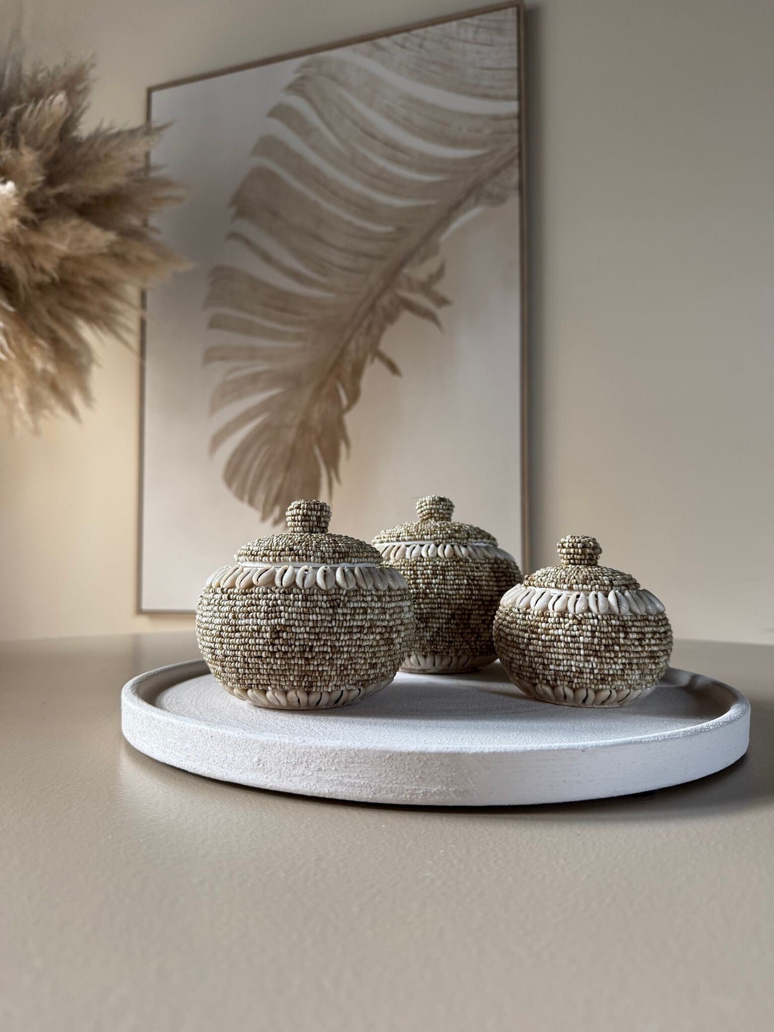 Duna – Handgemaakt houten kralenpotje met Kauri schelpen