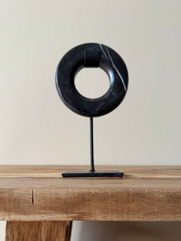 Marmeren Ring Guda op Standaard – Zwart