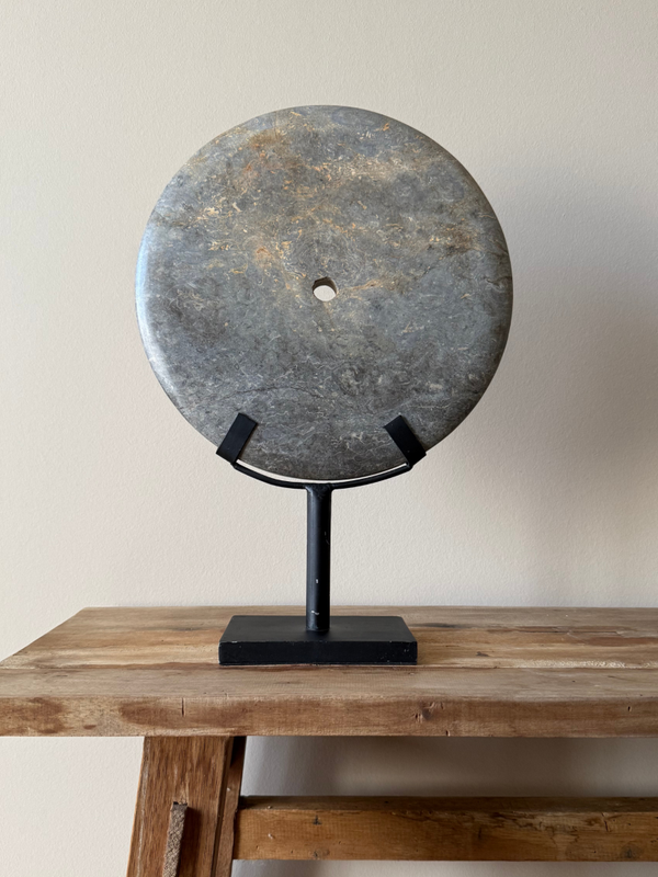 Molensteen Marmeren Wiel op Standaard Bruin/Beige – Luxe Decoratie met Stoere, Tijdloze Uitstraling