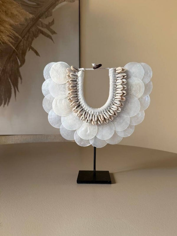 Capiz Schelpenketting “Mandi” – Handgemaakt op Standaard