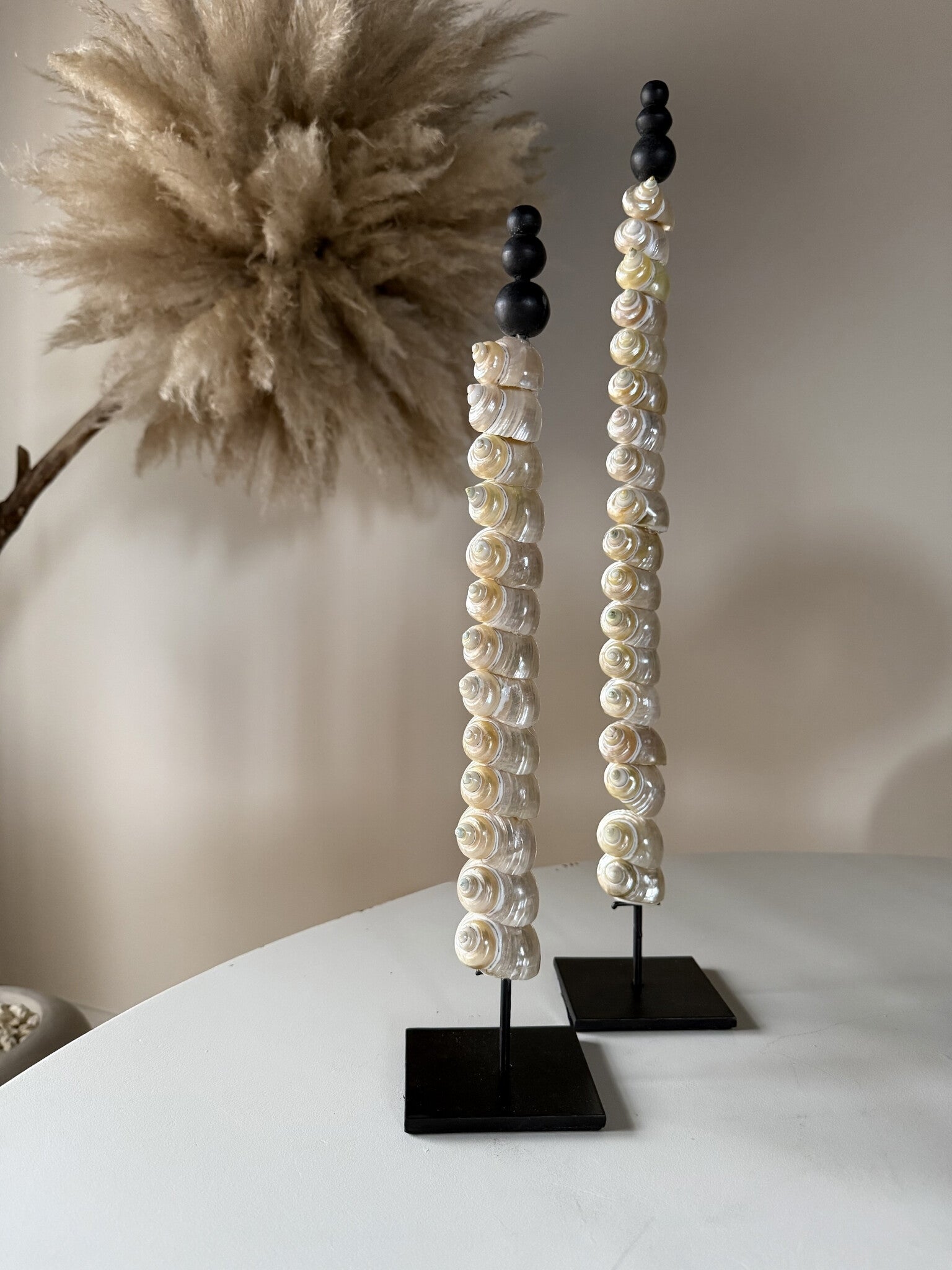 Schelpentoren “Toraja” op Standaard – Handgemaakt Ornament