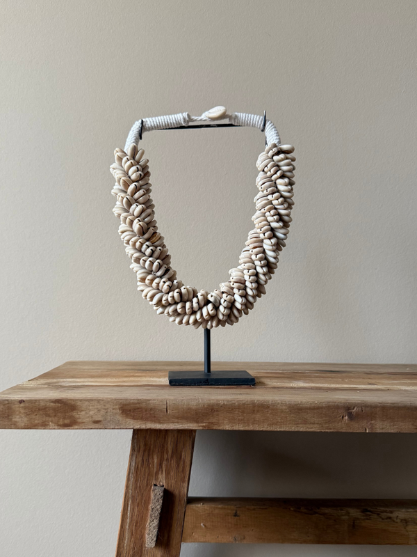 Handgemaakte Schelpenketting op standaard - Bali Beige