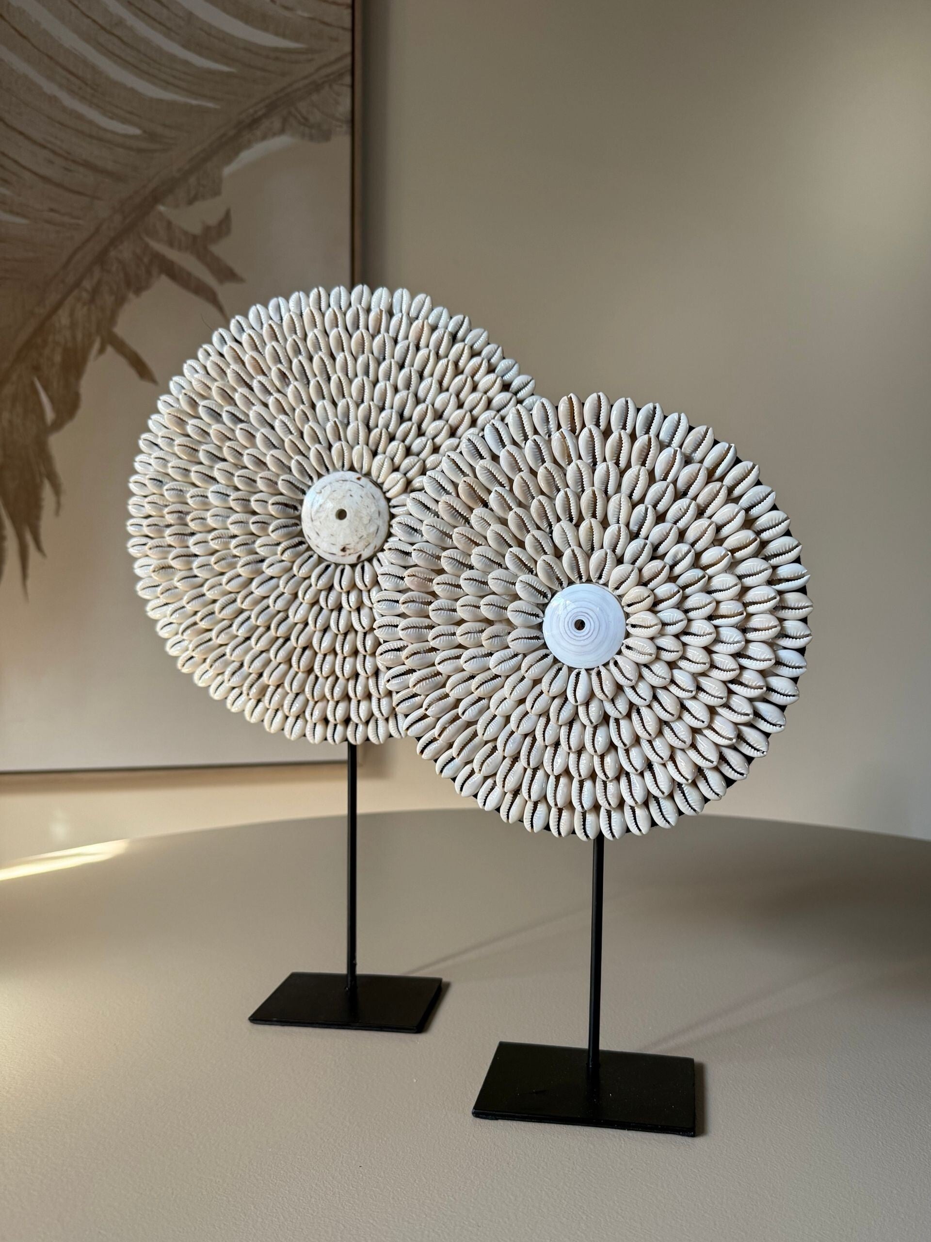 Lela – Handgemaakte schelpendecoratie op standaard - Beige